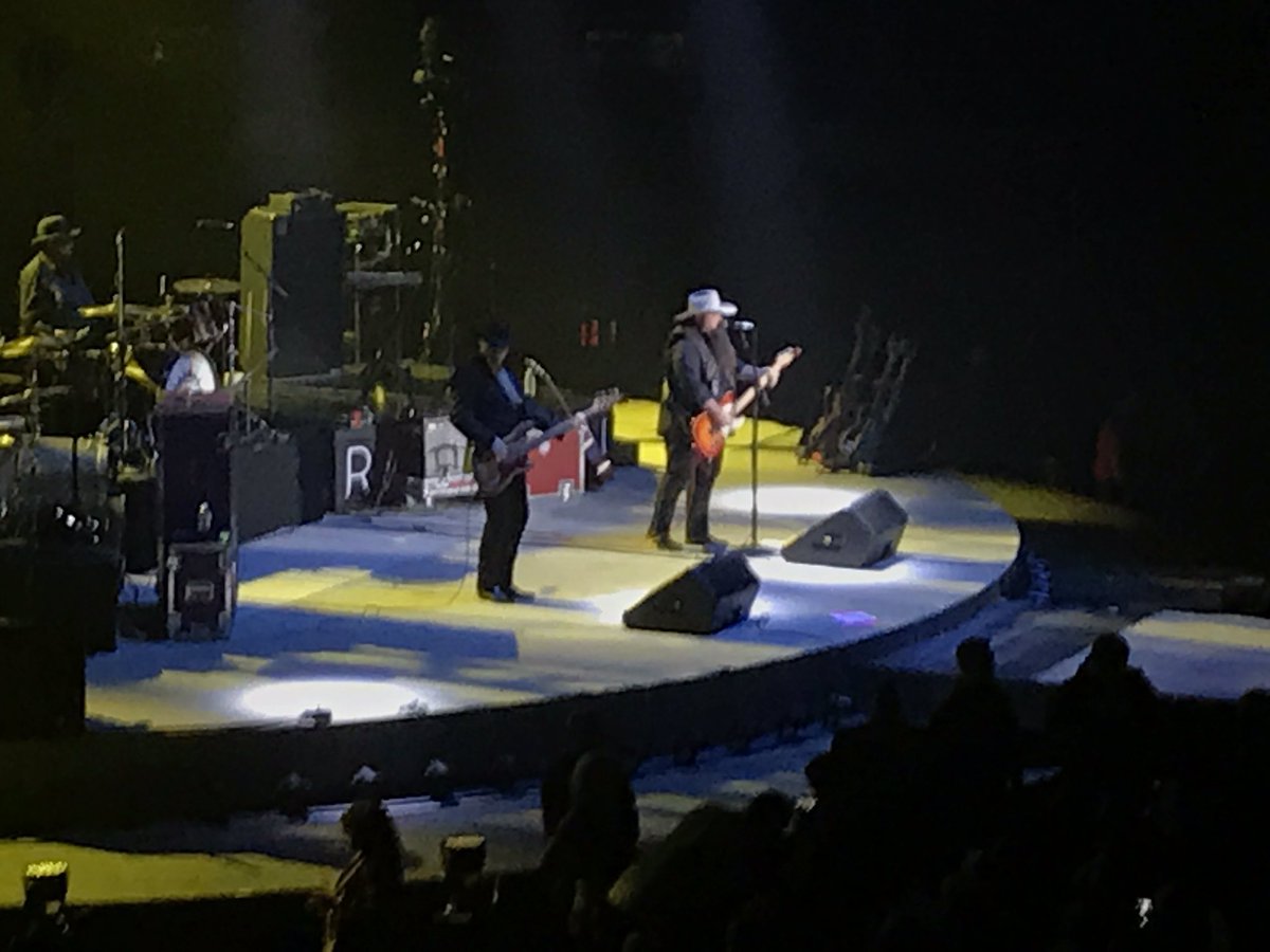 koolkid818's tweet image. @SundanceHead killing it right now. It's awesome how one audition could change your life. #DoingItToCountrySongsTour #TeamBlake