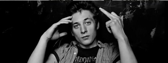 Happy birthday Jeremy Allen white  