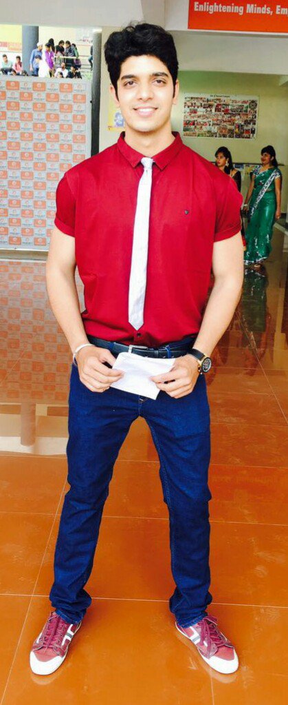 Varunpawar00's tweet photo. #varunpawar #raisonicollege #anchor #classylook😋 https://t.co/Tpdv5HcjMP