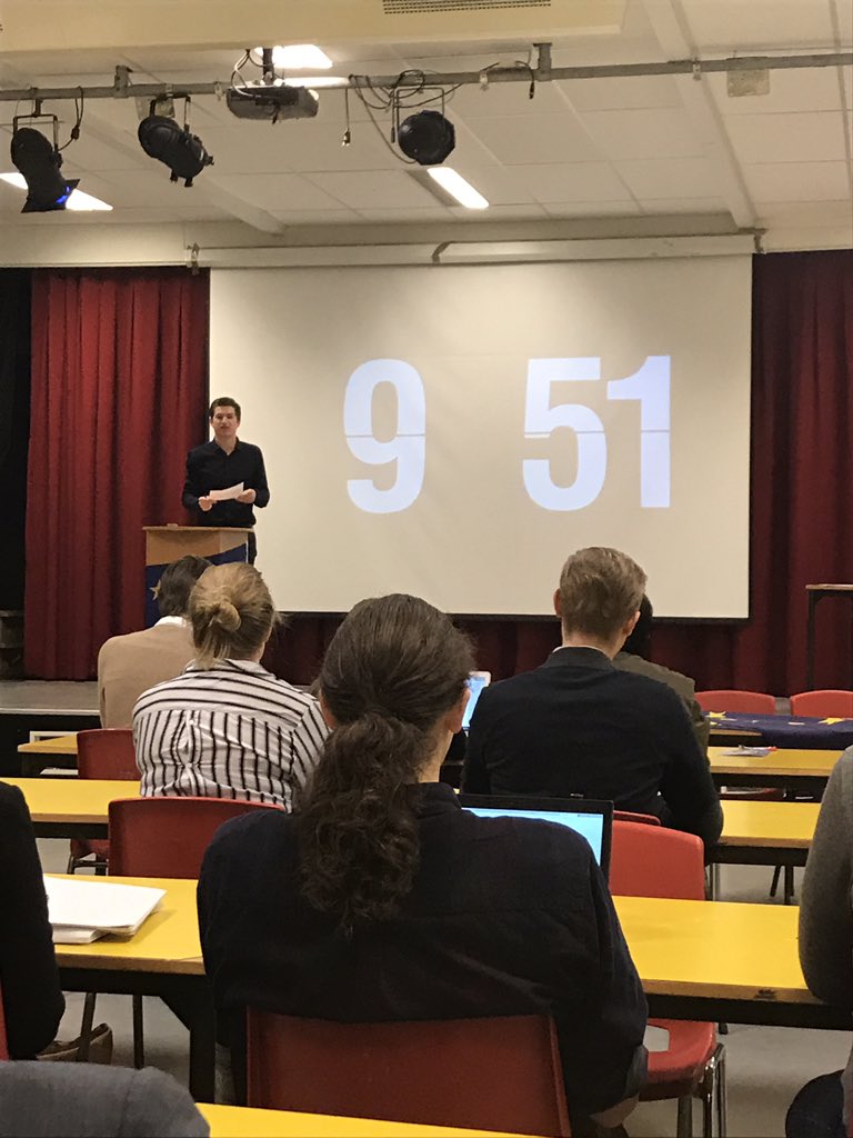 ekbjorheim's tweet photo. "Er det noen som vet hvor mye klokka er?" spør @knutandresande fra scenen #EUVK https://t.co/97YxFcndzf