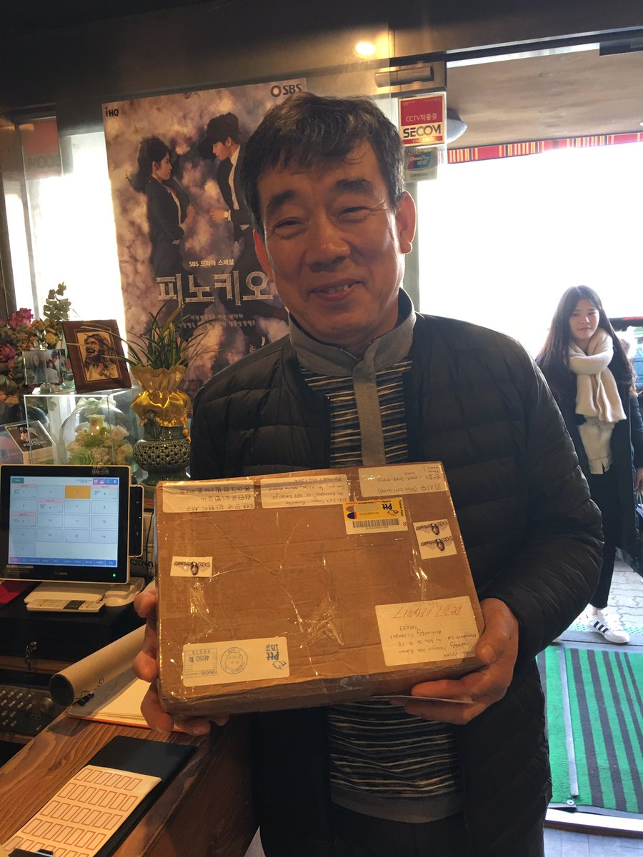 PSHTurkey's tweet image. #HappyShinHyeDay Shin Hye'nin babası ve bizim gönderdiğimiz hediye paketlerinden biri!!😍😍😍
Shin Hye's father and our gift package.