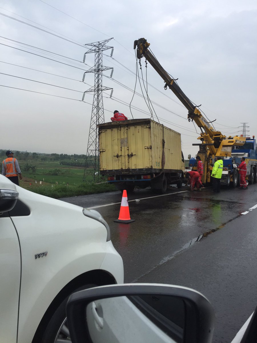 laurentjsg's tweet photo. @TMCPoldaMetro truk terperosok di km 44, tol jkt-cikampek, arah jkt, sdg evakuasi https://t.co/2DJ84lHOm0