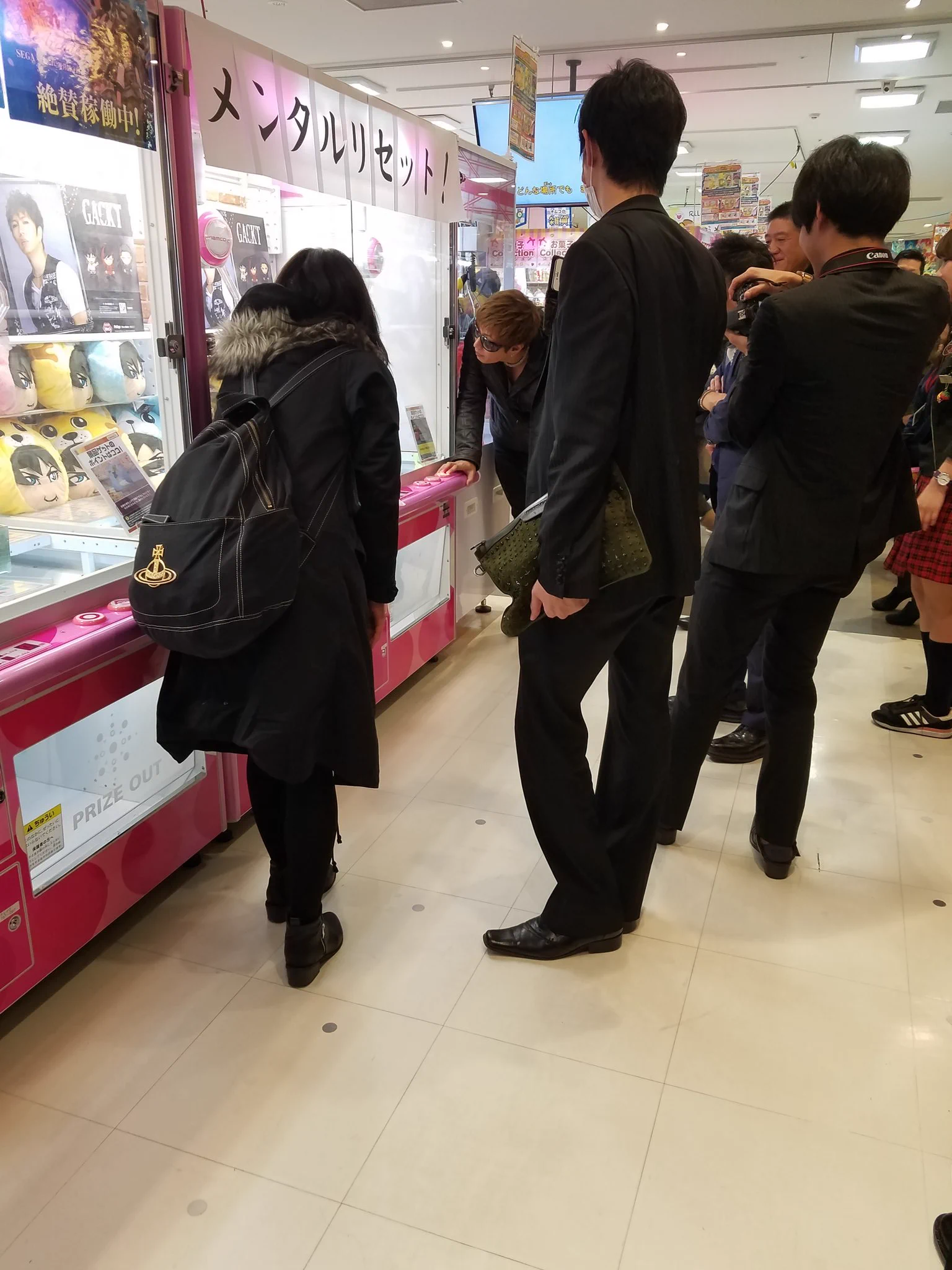 Gacktがゲームセンターに降臨！メンタルリセットのUFOキャッチャーに挑戦する姿が笑えるw