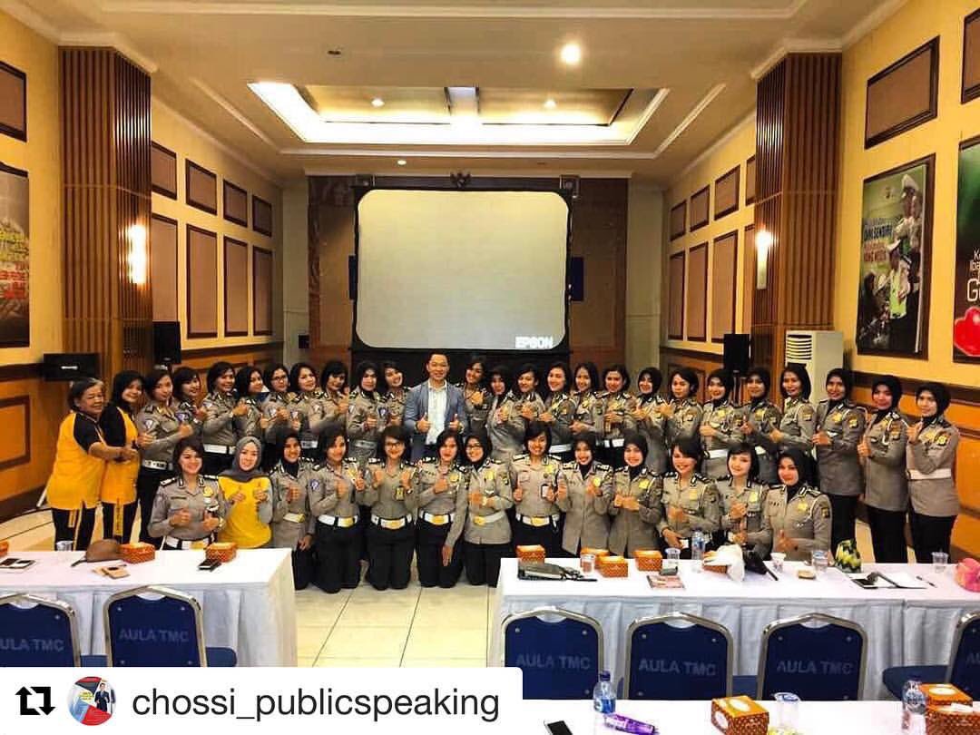 irwan_hy's tweet photo. Pelatihan hari ini bersama 35 orang rekan-rekan Polwan Polda Metro Jaya dengan tema "Self Confidence Development In Public Speaking" https://t.co/zPBdIbHFdr