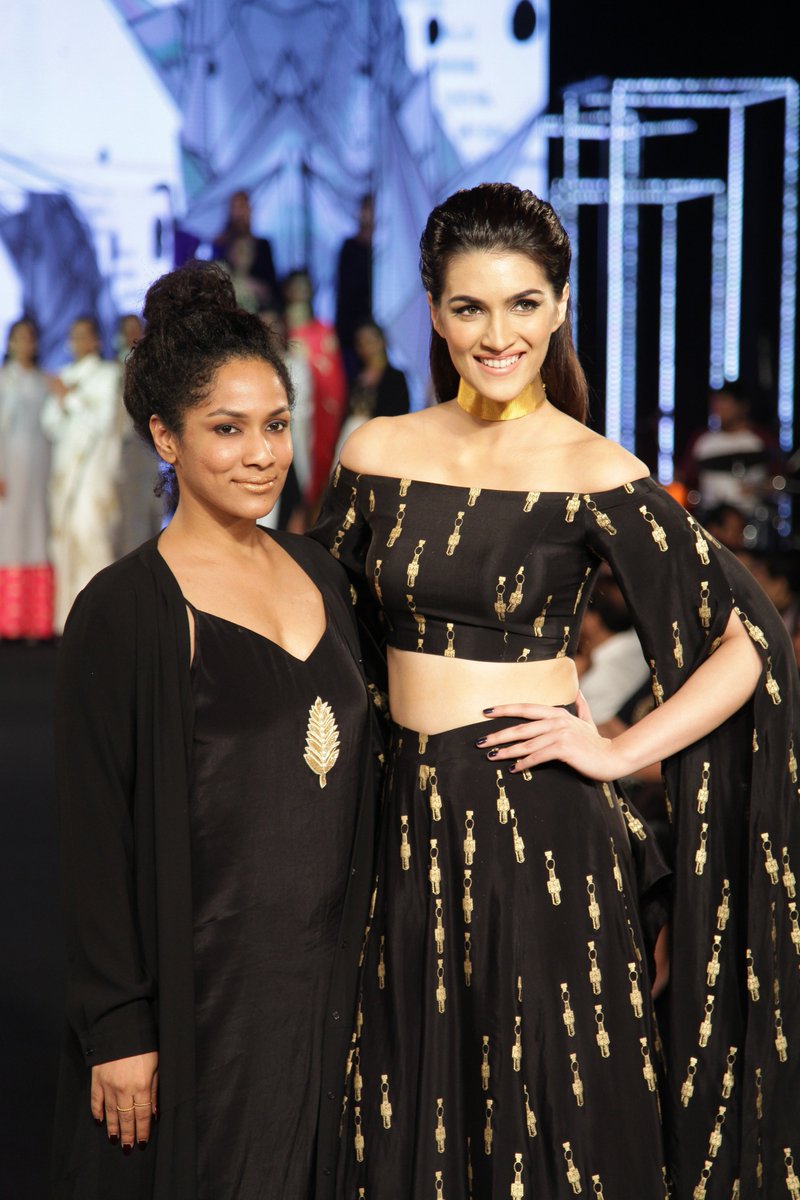 TimesPoints's tweet image. The #sizzling duo @kritisanon &amp;amp; @MasabaG set the ramp on fire. @Exfirst2017 wid @TimesPoints bring that collection straight to your wardrobe