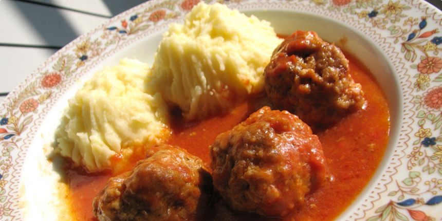 radiosarajevo's tweet photo. Ko ih ne voli: Jednostavne i preukusne ćuftete koje mirišu na maminu kuhinju https://t.co/wwnQZueR3q #recept #recipe #cufte https://t.co/dutdpPaC59