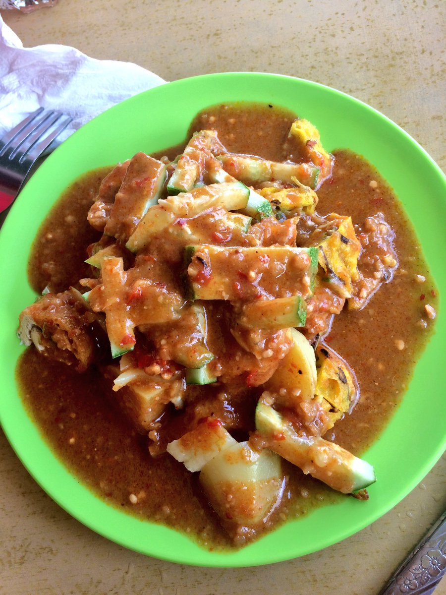 NadiaM88's tweet photo. #sibu local delicacies. #kompia for breakfast &amp; rojak tambi for lunch. Off to a run around the town now so that we can eat more at night! 😊 https://t.co/luAs4xgEkI