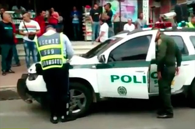 NoticiasCaracol's tweet photo. Ciudadanos celebran multa a policías que dejaron su vehículo mal parqueado en centro de Cali https://t.co/LPD1xkKqQf https://t.co/iWQVTwB7Ti