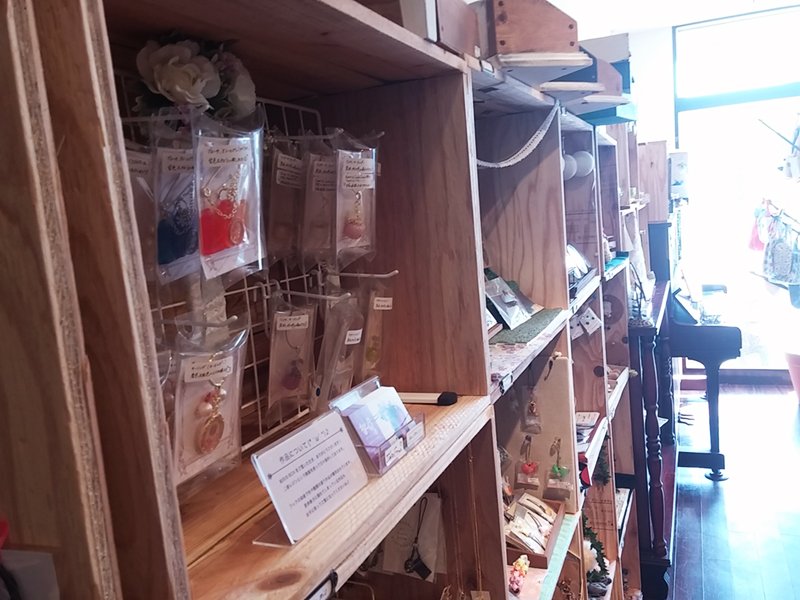 如月さん( <a href="/kisaragi_14/">如月✴︎２液レジン</a> ）の作品は通常のUVレジンではなく２液式のレジンを使っていて、高い透明性が出ています。
ちゅるりちごはとてもその透明感が現れていて人気の作品の一つ。
CochoCocho限定のちゅるりちごも置いているのでぜひぜひご覧ください。