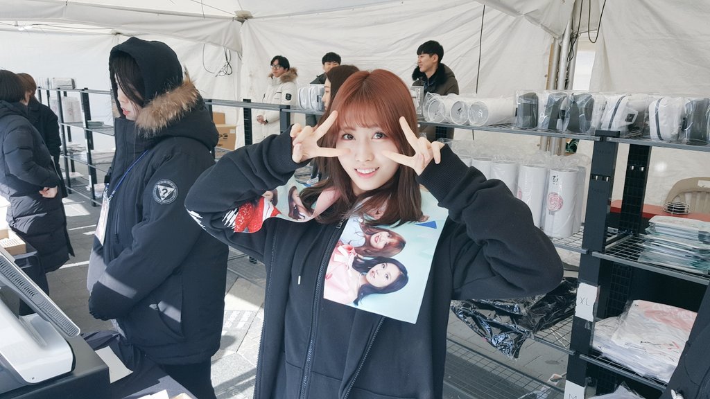 JYPETWICE's tweet photo. JYP STORE에 모모와 지효가! https://t.co/bpBcYUnLf8
