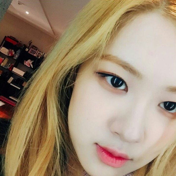19970211_com's tweet photo. 박챙 뽀송뽀송 넘 예뻐😘😘
#BLACKPINK #블랙핑크 
#ROSÉ #ROSE #로제 #박채영 https://t.co/SxNEK08pbd