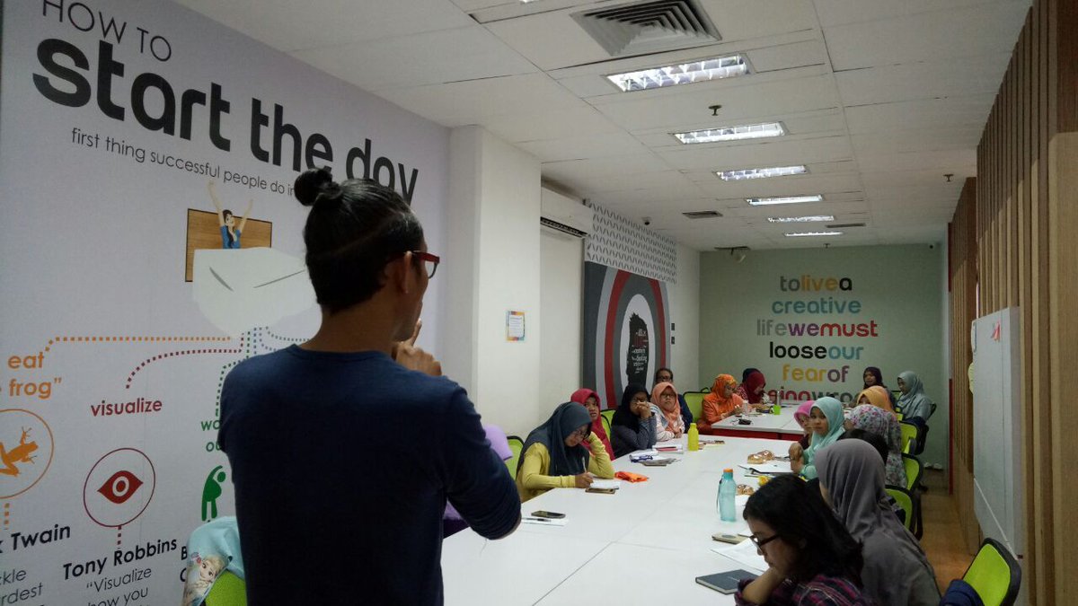 Kak Aio saat memberikan materi belajar mendongeng di #ngulikdongeng kali ini.