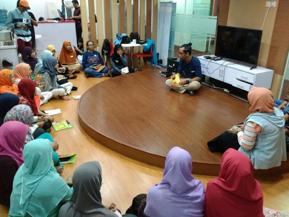 Selain materi dasar mendongeng kak Aio juga memberikan materi tentang Read A loud lho #temandongeng. :D