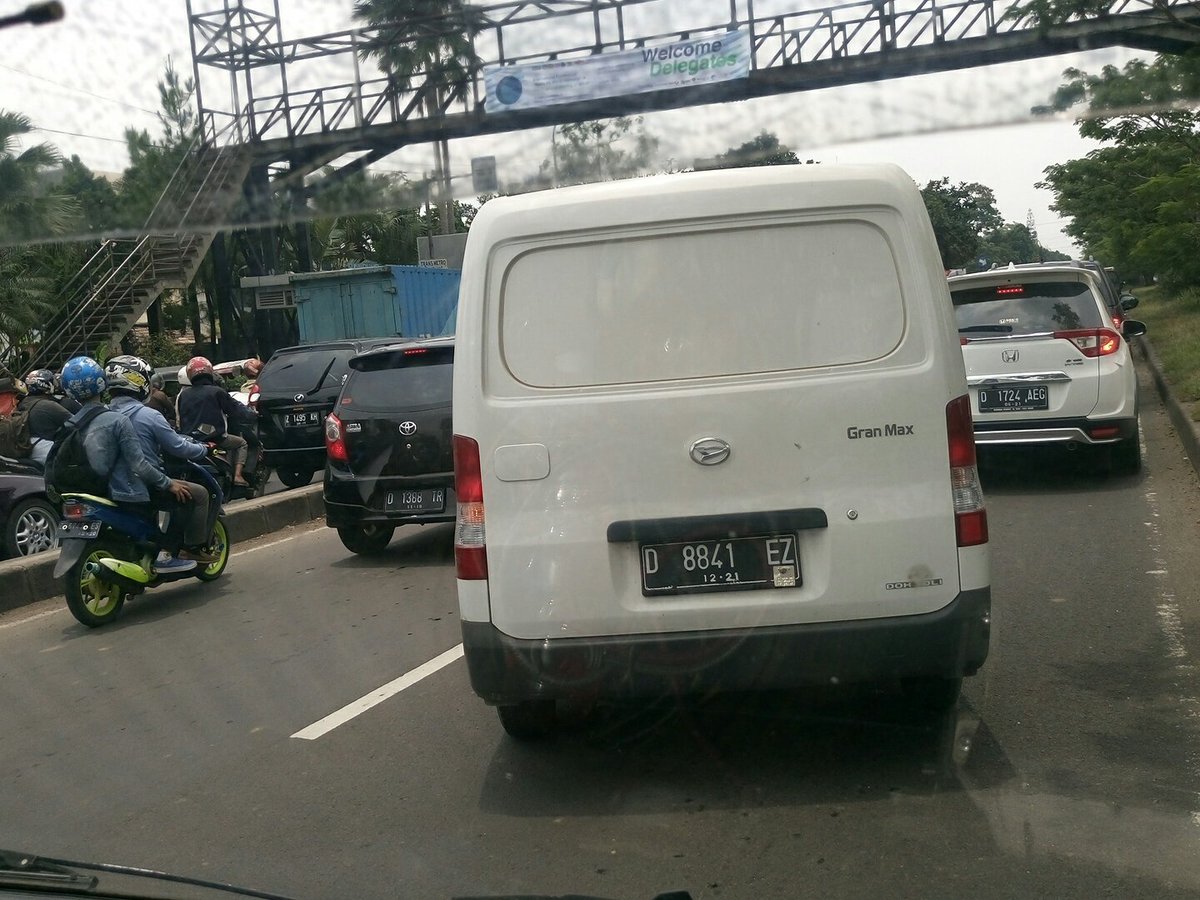 Macet parah dari lampu merah gede bage sampai lampu merah samsat. 2 jam ga bergerak dan tidak ada polisi. Tolong infokan <a href="/PRFMnews/">Radio PRFM</a>