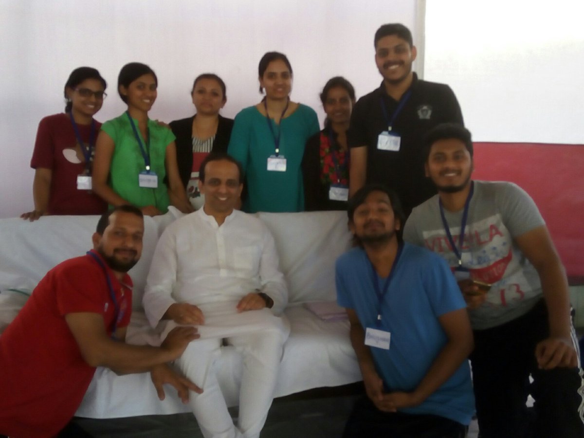 Onkar_dtg's tweet photo. DSN with Amit bhaiyya and this amazing group !! A life changing experience #DSNTransforms #youthdsnpune @SriSri https://t.co/zr1sZeZr46