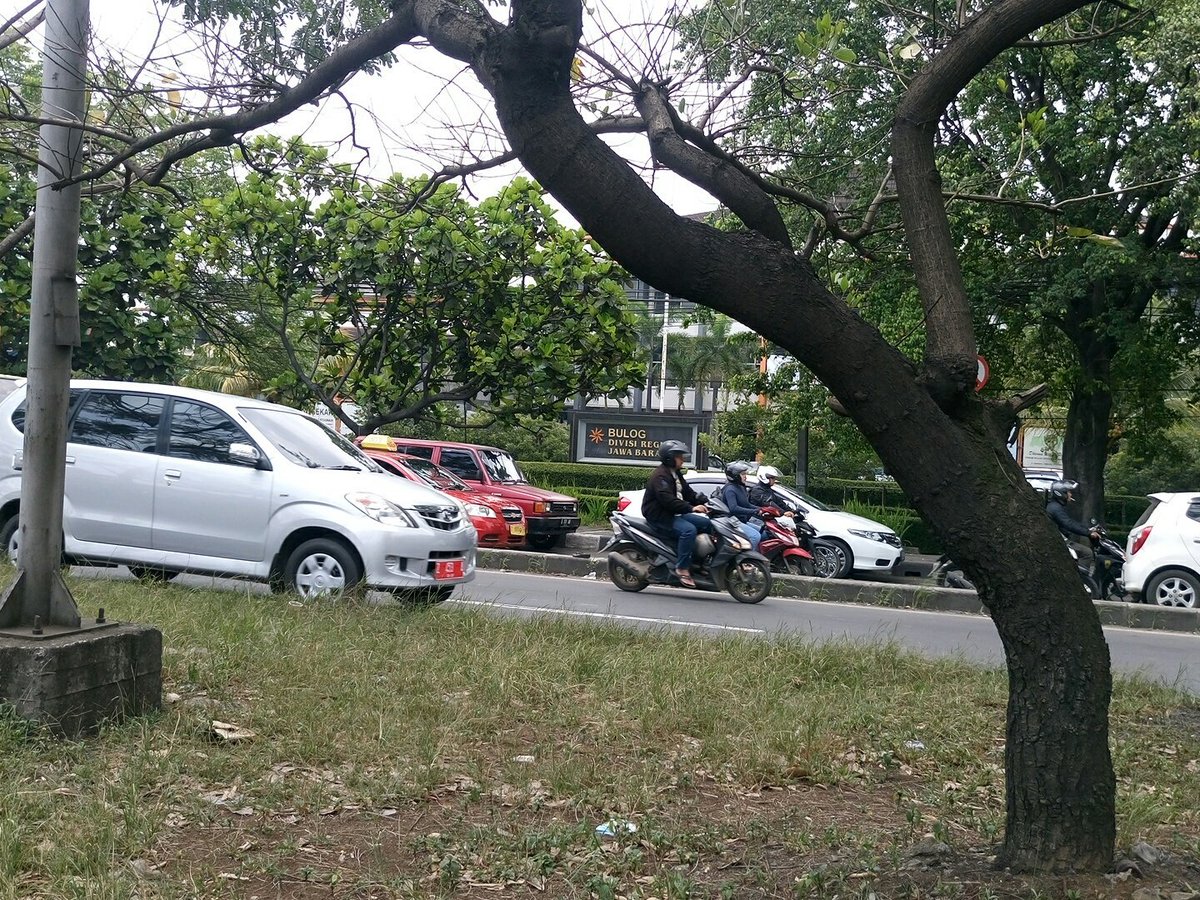 Penyebabnya macet di by pass sebrang mc donald adalah ada kawinan di gedung bulog yg parkirnya sampai jalan <a href="/PRFMnews/">Radio PRFM</a>