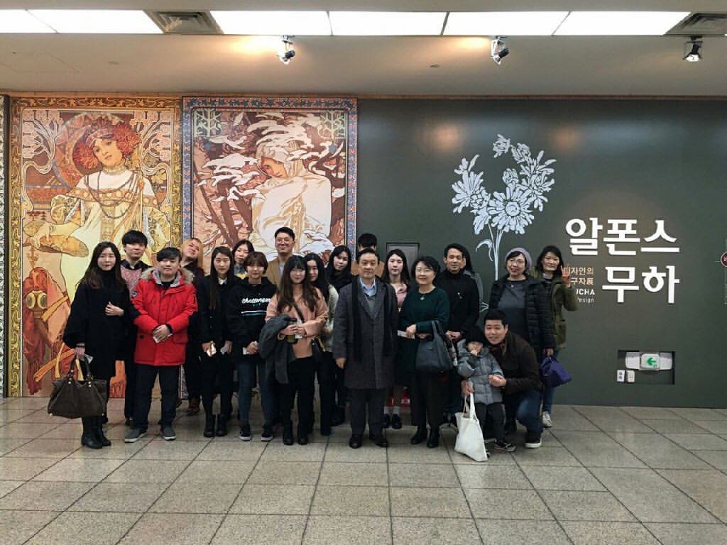 muchaseoul's tweet photo. 날씨가 화창한 토요일 오후☺☀️경희사이버대학교 IT디자인융합학부 시각미디어디자인전공과 컴퓨터정보통신공학전공 교수님,교직원,학생들이 알폰스무하전에 방문해주셨네요 :) #알폰스무하전 #예술의전당 #한가람미술관 #전시회 https://t.co/MKmC9ALGre