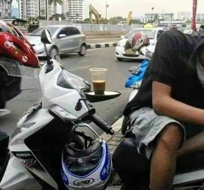 kiki_okidoki's tweet photo. #KreatifnyaOrangIndonesia kaca spion bisa buat tatakan gelas, Anjaay https://t.co/BChKZl2HdD