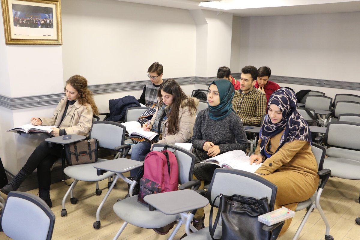 GenclikModeli's tweet image. Uluslararası Gençlik Eğitim Akademisi (UGEA) bünyesinde verilen İngilizce eğitimi Meclis binamızda devam ediyor.
#İBB #GençlikMeclisi #UGEA