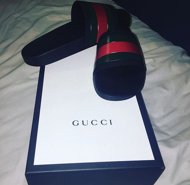 AzPins's tweet image. Gotta stay fresh with the new pick ups @gucci #WorkyourMagic #slides #flex #RETWEET