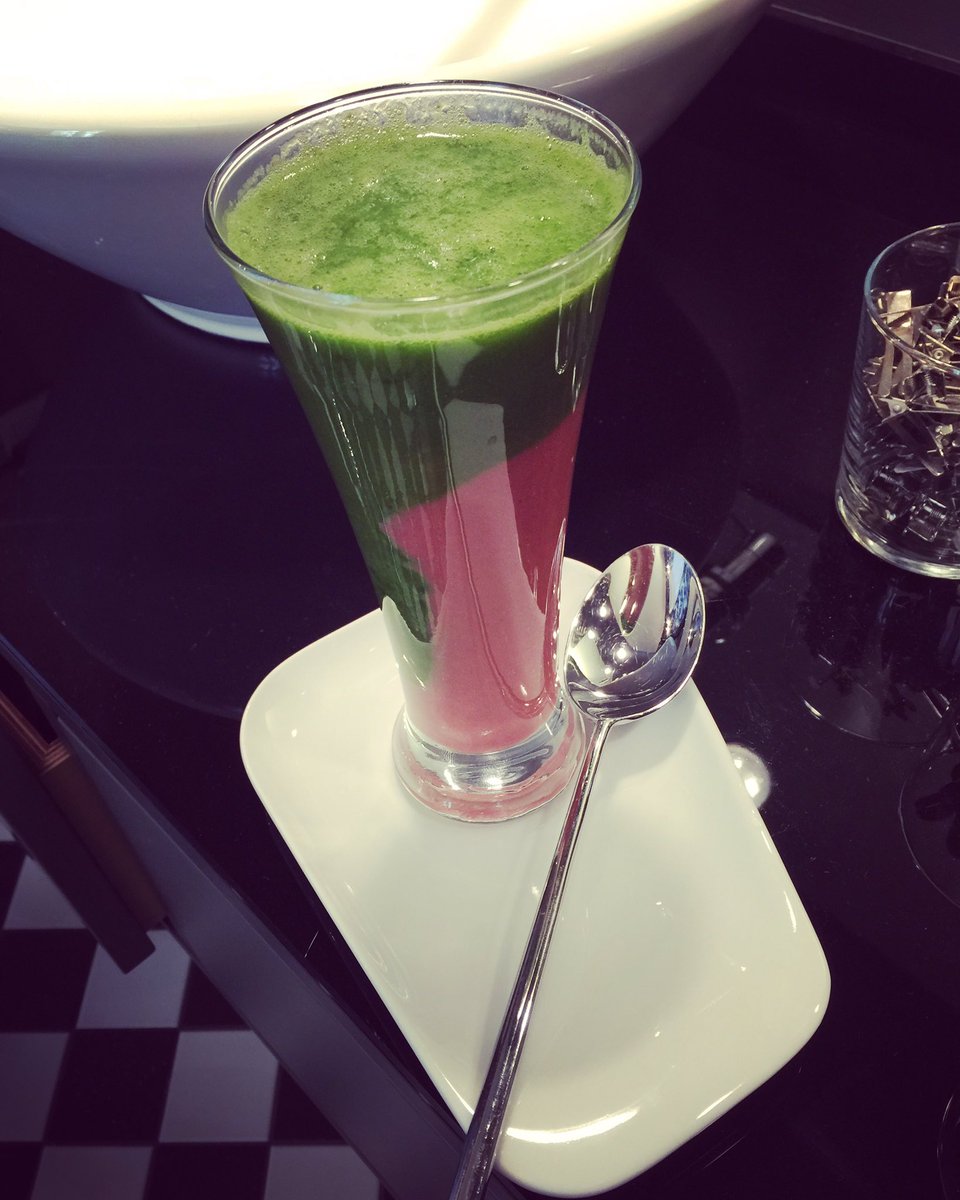 AnastasiaZampo's tweet image. #smoothie 🍹 #10jahrezuckerfrei #firstbreakfast #vorspeise 😜 #stärkungammorgen 💪🏻 #gesund #lecker #himbeerspinat #sugarfree #vitamine