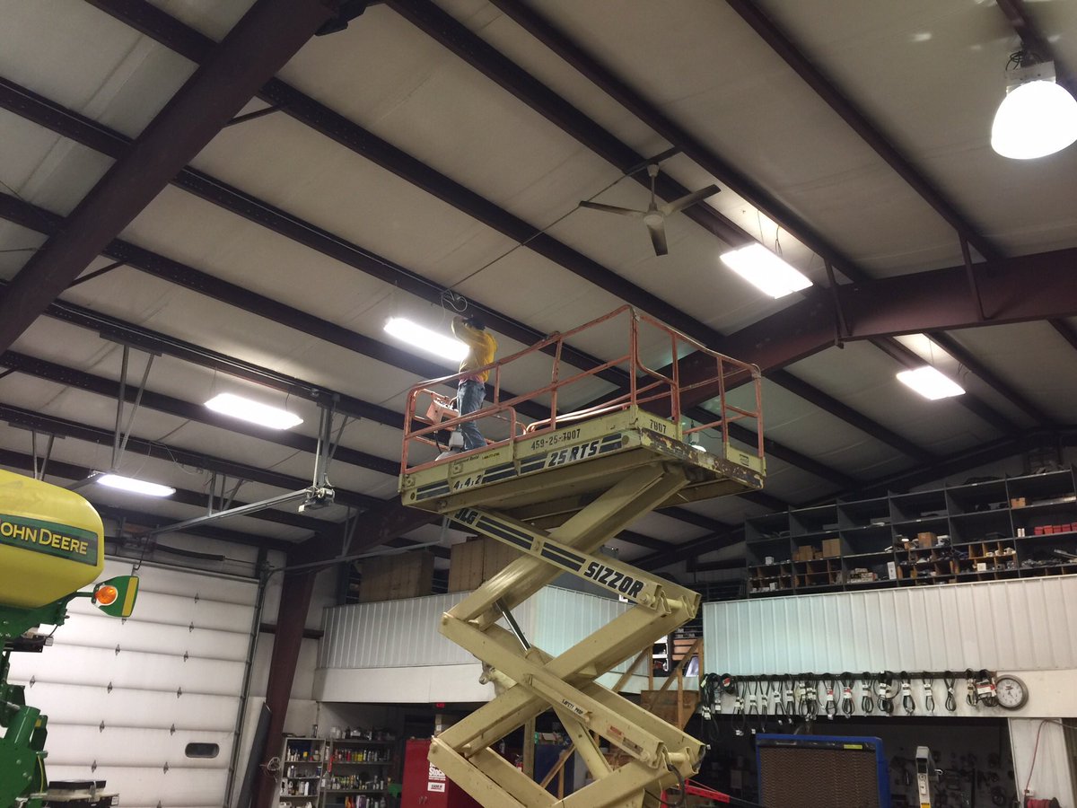 BpfarmsRm's tweet image. New led shop lights  going in #Mid American Energy
#Savethegrid