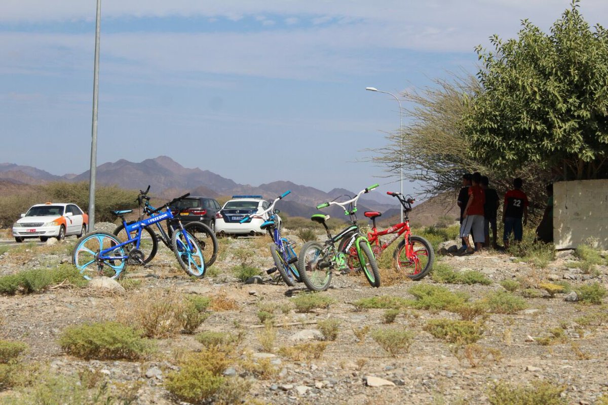 <a href="/tourofoman/">Tour of Oman</a> 
<a href="/MctMunicipality/">مركز الاتصالات</a> 
#TOO2017 
<a href="/khamis7777/">خميس البلوشي</a> 
أطفال قرية الغريين وشغف الدراجات الهوائية وهم ينتظرون متسابقين #طواف_عمان_2017