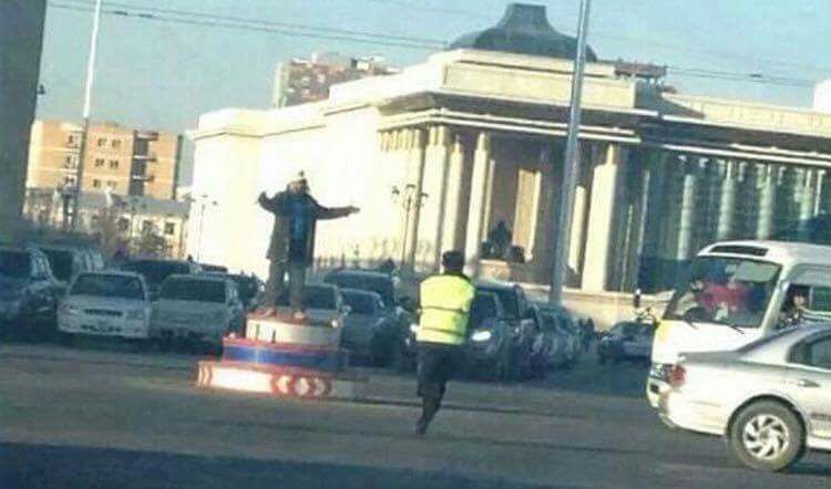 Нэг насаар энгийн байснаас
 Нэг өдөр хаан байсан дээр. ХА ХАХА