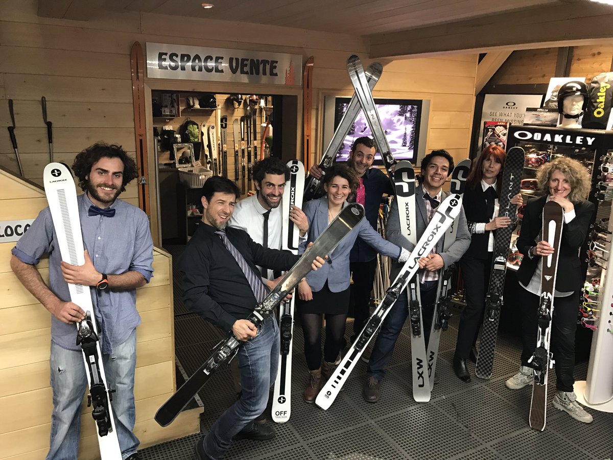 sarratsport's tweet photo. Après les chemises à carreaux de vendredi dernier, aujourd'hui c'était nœuds pap' et cravates...
La classe à DALLAS...😉 https://t.co/AyMKFAgGv1