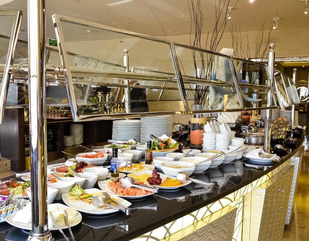 fourpointkuwait's tweet photo. Start your day by delighting in vibrant international cuisine at the Asseef Restaurant. #fourpointsKuwait #kuwaitfood https://t.co/Nu9guEdUnU
