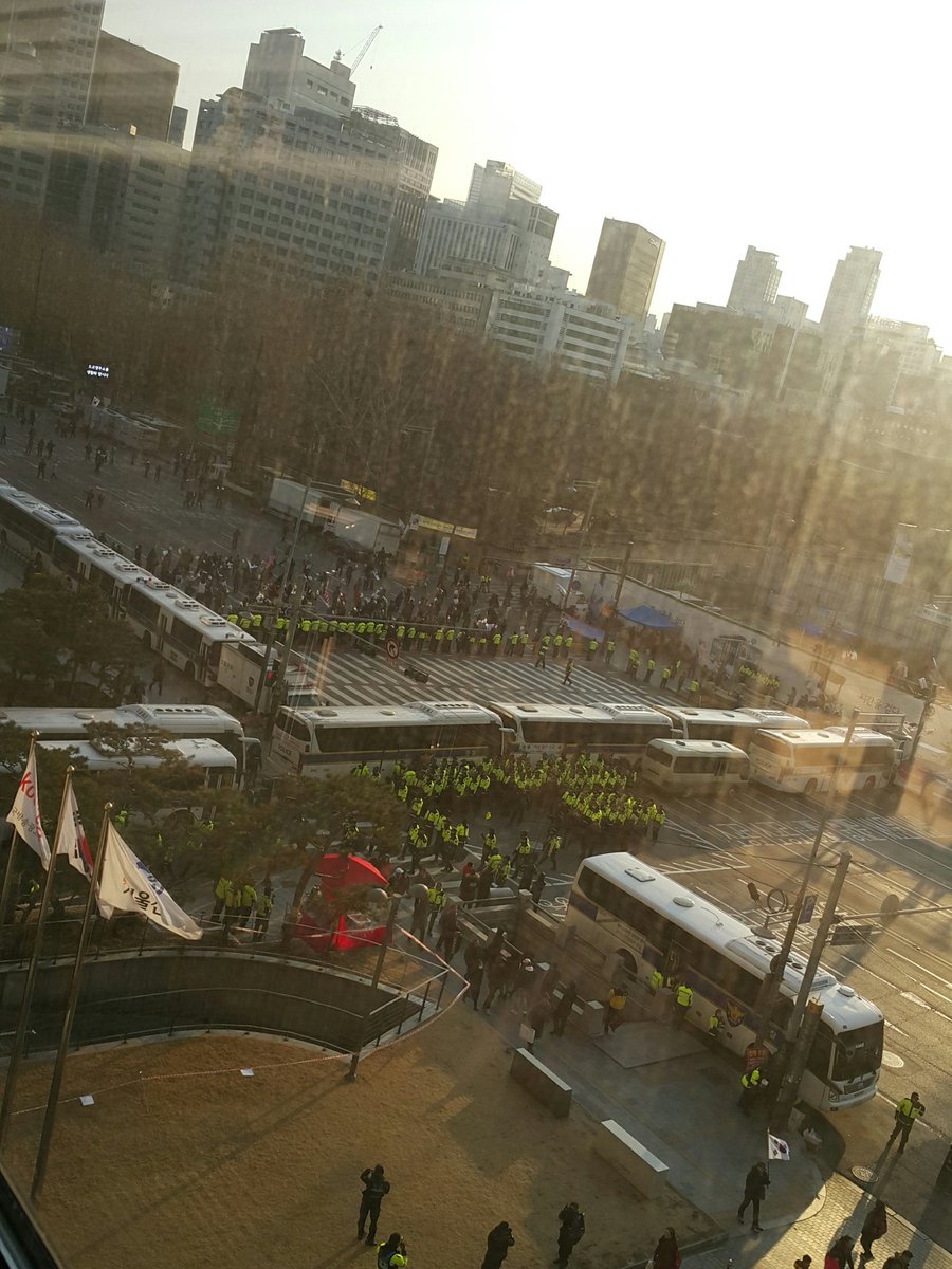 애국 보수란 대한민국에 존재하는 가치일까? 미국을 그토록 신뢰하고 맹종하는 그들에게 미쿡 가시라고 강력히 권한다... 부디 편도티켓만 발권하시길ㅠㅠ
