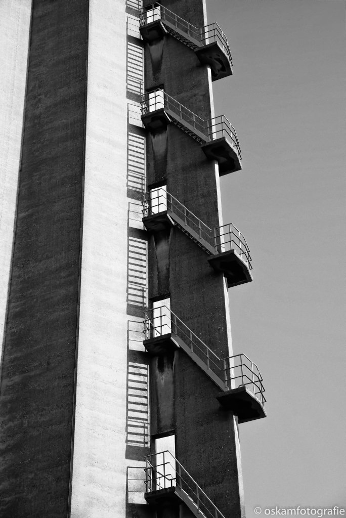 Oude graansilo van een melkfabriek.  Katendrecht, #Rotterdam. #blackandwhite #shadow #perspective <a href="/010byday/">Rotterdam by Day</a> <a href="/rottergram/">Rottergram</a> <a href="/Mooi_Rotterdam/">Mooi Rotterdam</a>