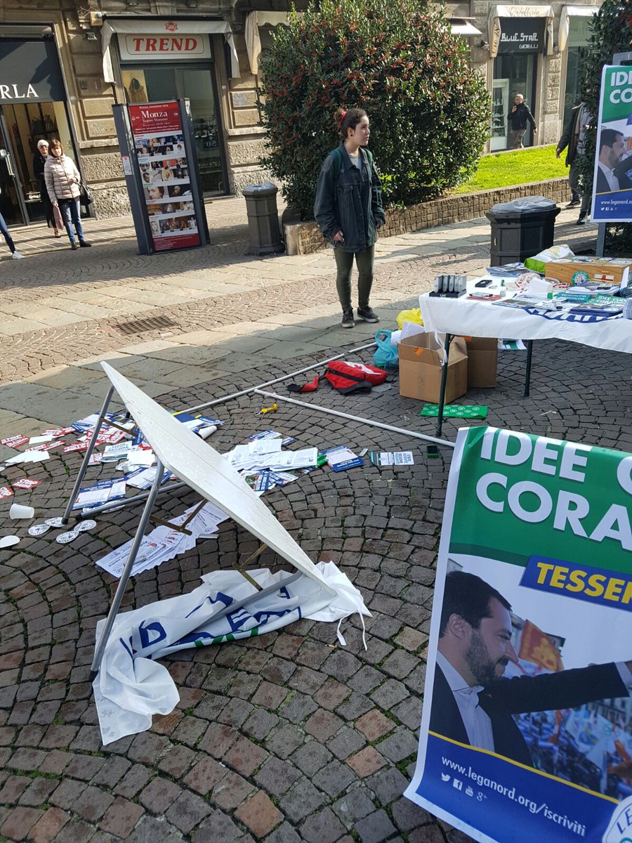 GrimoldiPaolo's tweet photo. #Monza Militanti #LegaNord aggrediti da soliti violenti dei #centrisociali. La #sinistra si dissoci da questa feccia https://t.co/bjo6YZTk2K https://t.co/NkKEbeRSPz