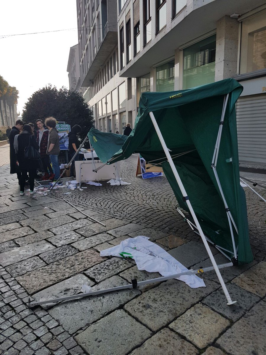GrimoldiPaolo's tweet photo. #Monza Militanti #LegaNord aggrediti da soliti violenti dei #centrisociali. La #sinistra si dissoci da questa feccia https://t.co/bjo6YZTk2K https://t.co/NkKEbeRSPz