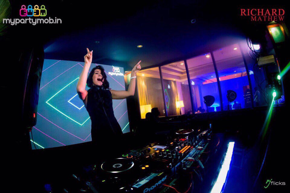 DjMiaRudich's tweet photo. I can be a little bit crazy 😂 crazy Friday! https://t.co/wOIq47bYVV