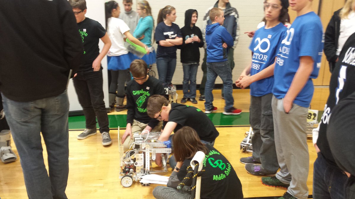 mrspatmarquette's tweet photo. Last minute changes before inspection #ftcnh #HBmiddleschool #excited https://t.co/5sgkxkp9q4