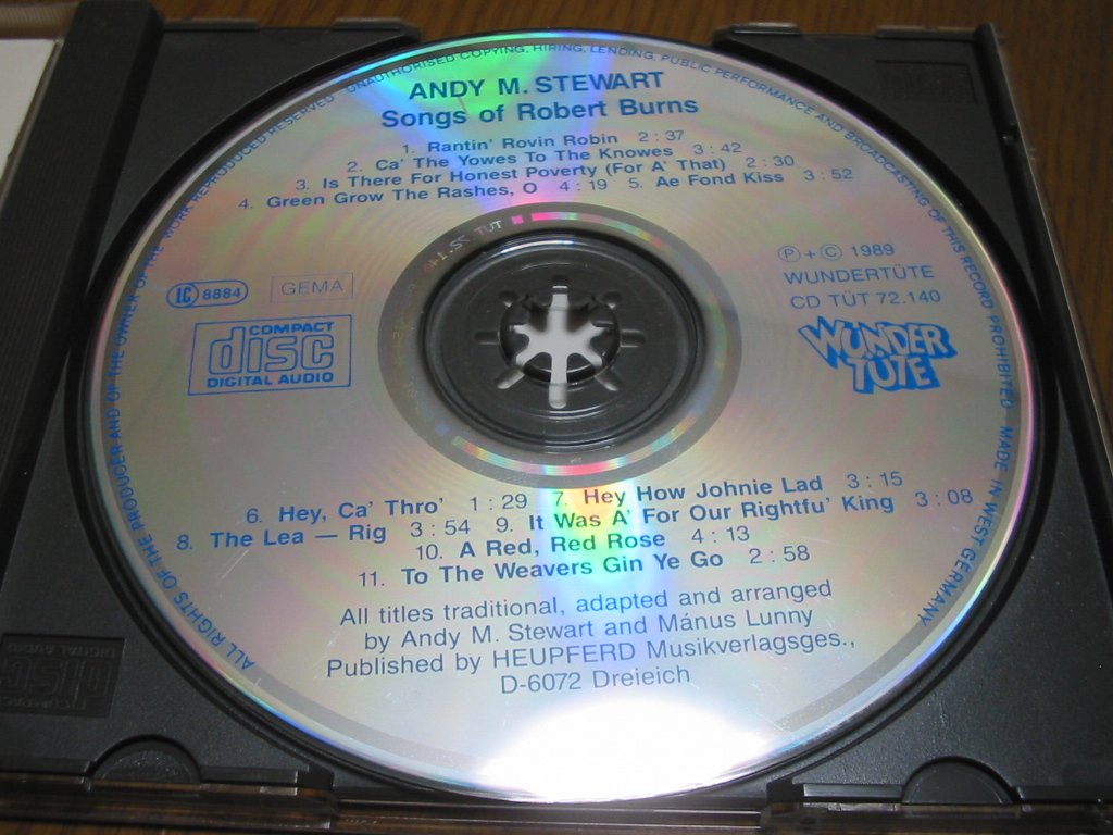 TLにCDのアルミ蒸着腐食で再生不能となったディスクの画像が回ってきたので、89年の盤を引っぱり出してきた。無事再生出来てひと安心。
SONGS OF ROBERT BURNS/ANDY M.STEWART
200年以上前のスコティッシュミュージックです。