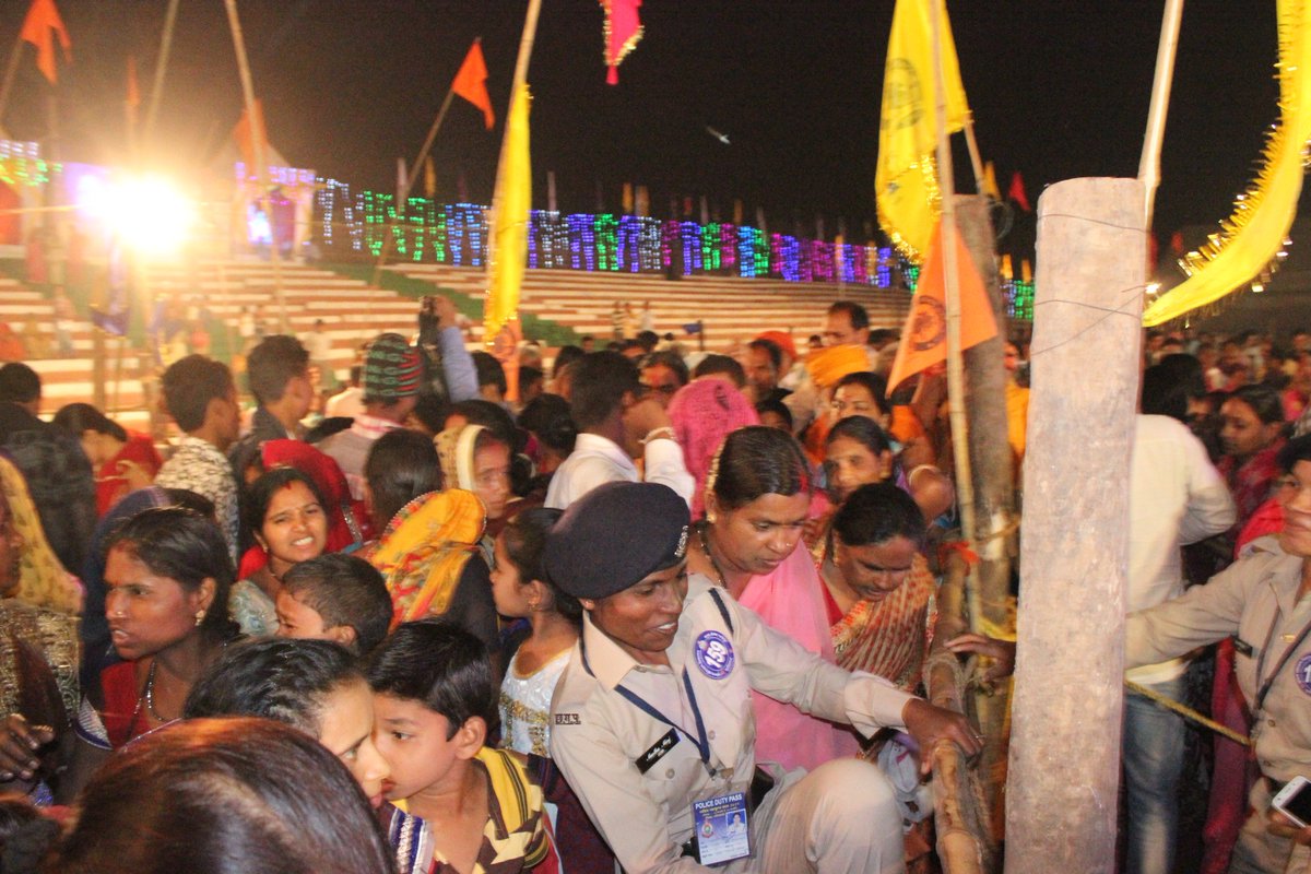 RajimKumbh's tweet photo. आज राजिम कुंभ कल्प 2017 के माँ महानदी आरती घाट पर लग गई है भक्तों की भीड़, कुछ ही समय में शुरू होगी आरती I
#RajimKumbh
#12Saal
@brijmohan_ag https://t.co/Gx7tIMC6q4