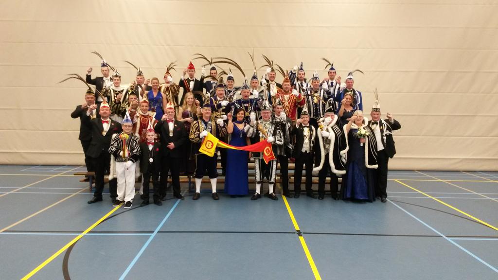 schuumneuzen's tweet photo. En nog één proostend met een #boemeltje #carnaval https://t.co/Cw2mMfcSNj