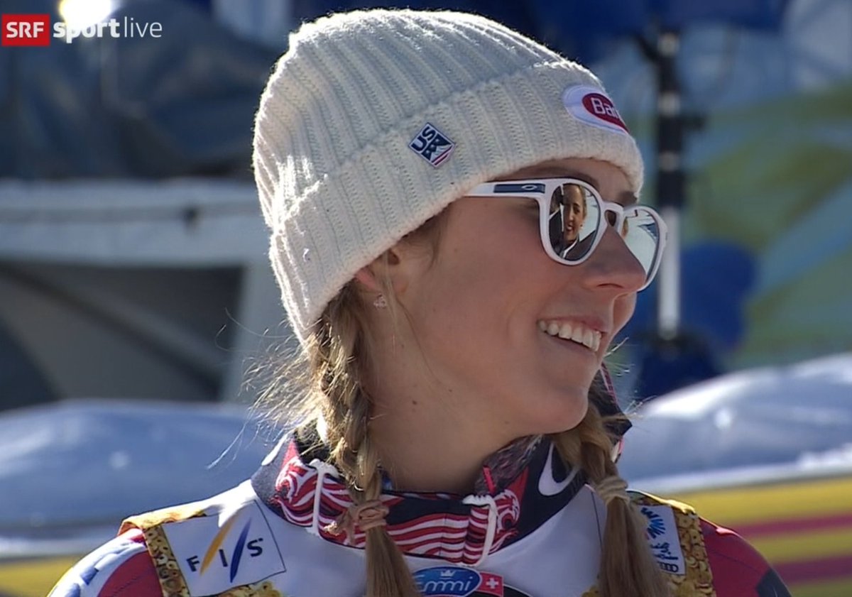 avozgurozan's tweet photo. Saç örgülerine kurban olduğumun Mikaela Shiffrin'i 🇺🇸🏆 21 yaşında 3. defa Dünya şampiyonu (podium) #flowerceremony #stmoritz2017 #FisAlpine https://t.co/ZOhEGTBKYf