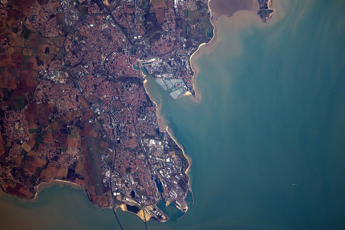 #LaRochelle sous le soleil d’hiver. En zoomant on devine les tours qui gardent l’entrée du Vieux-Port <a href="/francofolies/">Francofolies</a> flic.kr/p/PS5Mai