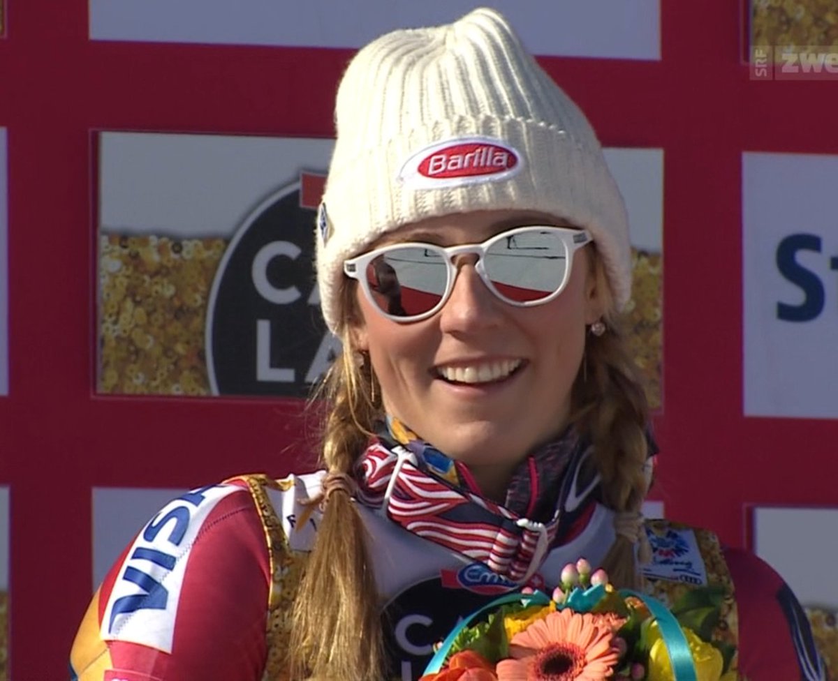avozgurozan's tweet photo. Saç örgülerine kurban olduğumun Mikaela Shiffrin'i 🇺🇸🏆 21 yaşında 3. defa Dünya şampiyonu (podium) #flowerceremony #stmoritz2017 #FisAlpine https://t.co/ZOhEGTBKYf