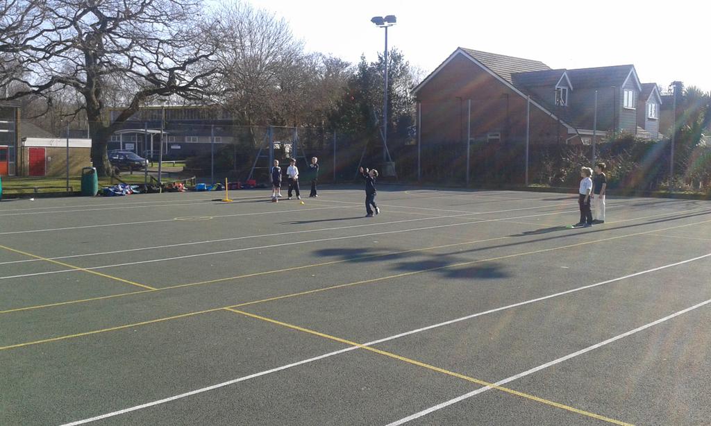 SEHCAOfficial's tweet photo. SEHCA U9s enjoying the good weather! #highcatching @hantscricket @HampshireCB https://t.co/Dqf81gP3Zc