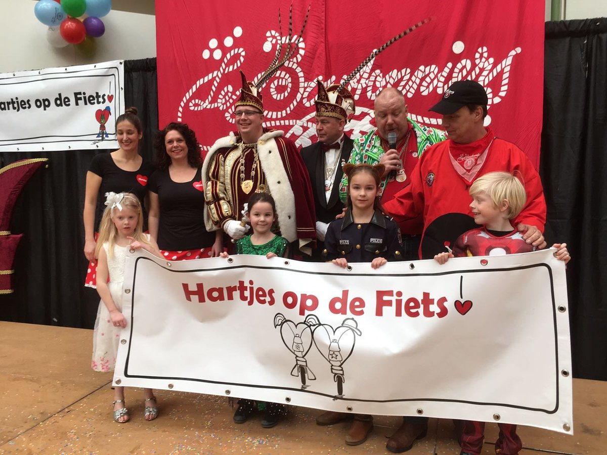 hartjeopdefiets's tweet photo. Whaaaaaaa wat een Hartstikke grote verrassing!!! Zojuist kregen wij 5 spanddoeken gesponsord van Woonzorg Nederland.. onthuld door de prins https://t.co/J8oew5nbCD