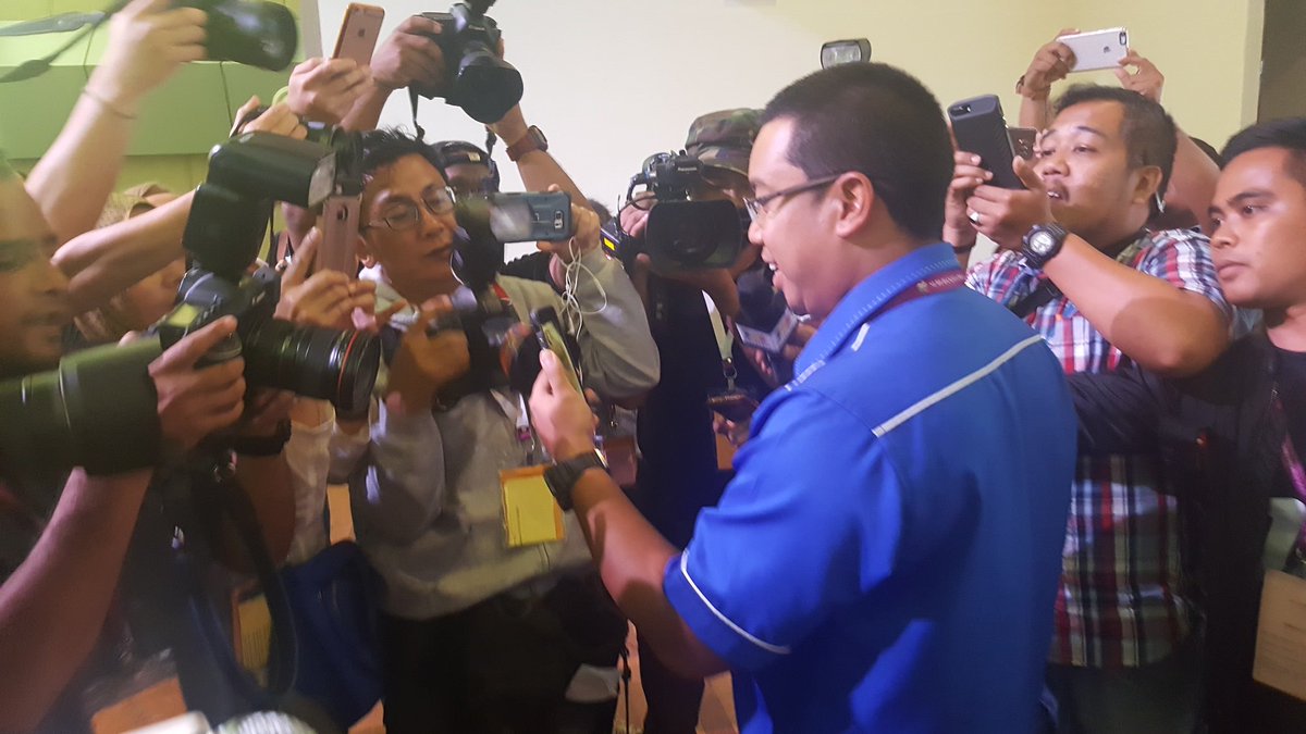 MdAzrin_Utusan's tweet photo. Wakil calon BN, Azizul Annuar Adenan membuat 'video call' kepada ibunya berada di rumah di Damai Jaya sejurus pengumuman  SPR #PRKTjgDatu https://t.co/r3bOgmKNpt