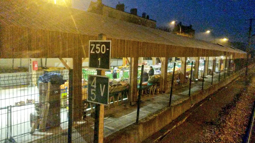 SmileyTrains's tweet photo. Le nouveau marché couvert de Rosny-sous-bois le long de la gare sur un ancien parking.
Allez y en RerE ! ☺
(à Emerainville aussi c possible) https://t.co/LqQBBKmkFg