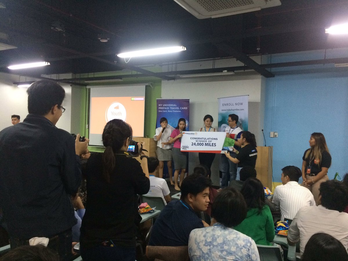 YSFPhilippines's tweet photo. A lucky delegate gets a trip to Bangkok courtesy of @flyPAL, as represented by Mike Lopez. Thank you, PAL! 💙

#YouthSpeak2017 https://t.co/XWa6XwRQvz