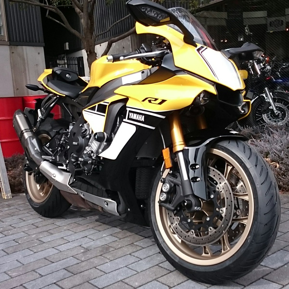 quo_vadis0331's tweet image. 結局 #R1 のタイヤは #MICHELIN #PilotPower3 にしました。皮むき終わってないのと、圧の下がってたRS10に比べると倒れ込みが速くてまだ怖い(^_^;)　排水性は高そうなのでウェットの安定は期待できそう