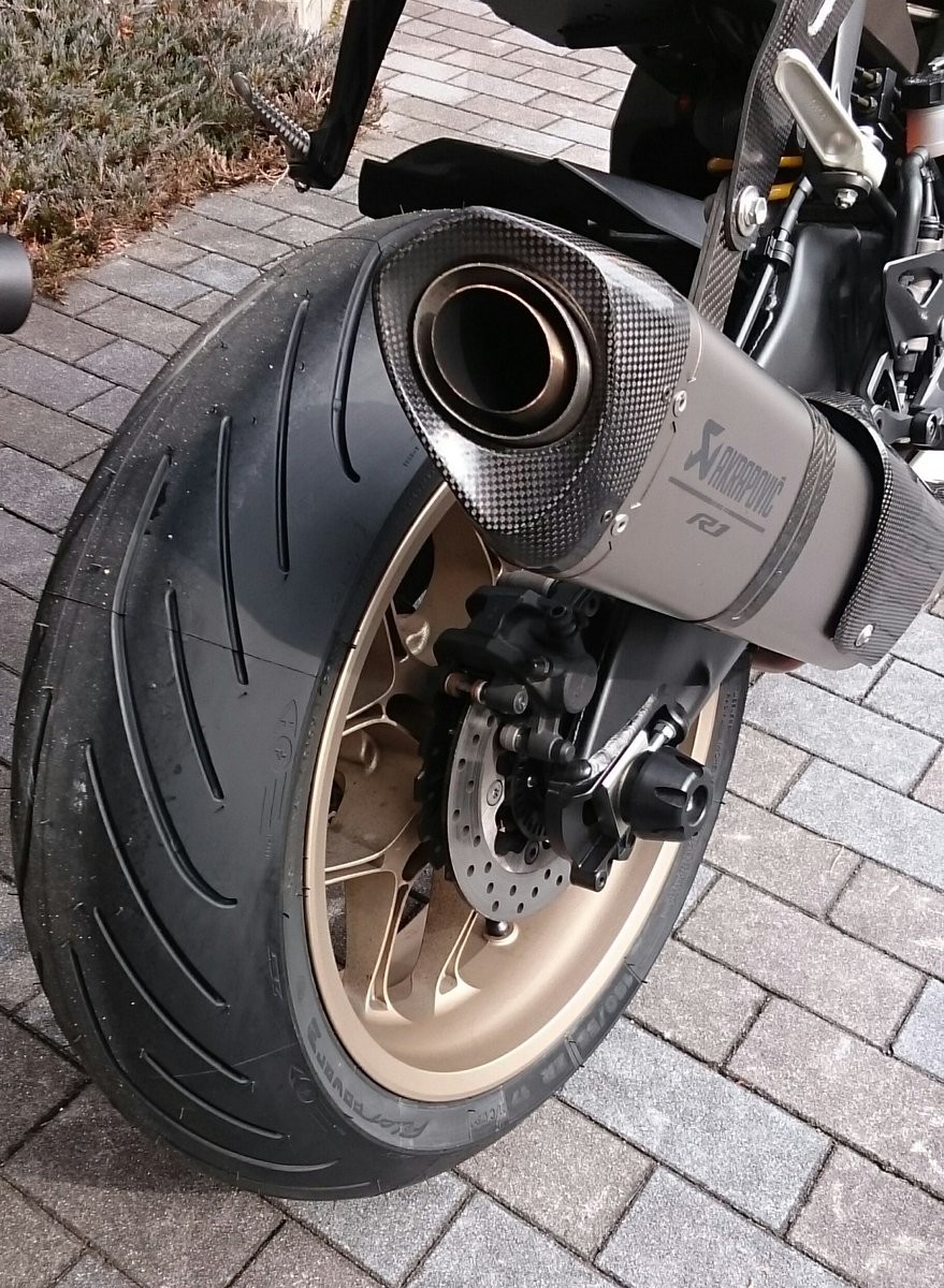 quo_vadis0331's tweet image. 結局 #R1 のタイヤは #MICHELIN #PilotPower3 にしました。皮むき終わってないのと、圧の下がってたRS10に比べると倒れ込みが速くてまだ怖い(^_^;)　排水性は高そうなのでウェットの安定は期待できそう