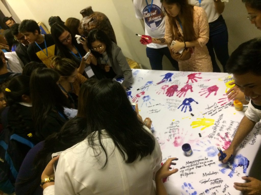 YSFPhilippines's tweet photo. Delegates are now writing their pledges to help in contributing to the #GlobalGoals! 💙

#YouthSpeak2017 #YouthSpeakLOUDER https://t.co/pMCffyLGfL